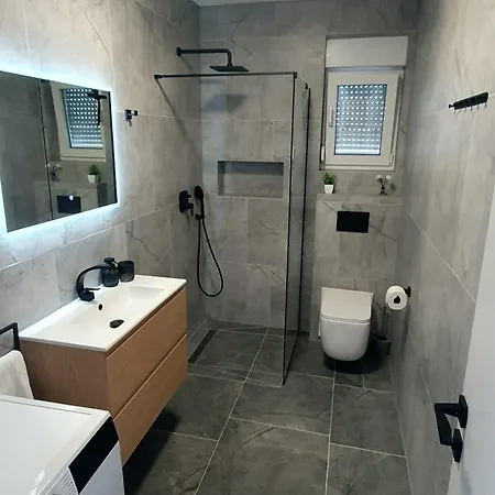 度假居 Rosmari Crno